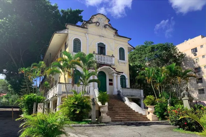 O Retiro dos Artistas é uma instituição localizada no Rio de Janeiro, dedicada a oferecer moradia, assistência médica, psicológica e social para artistas idosos que enfrentam dificuldades financeiras ou não possuem suporte familiar.-divulgação