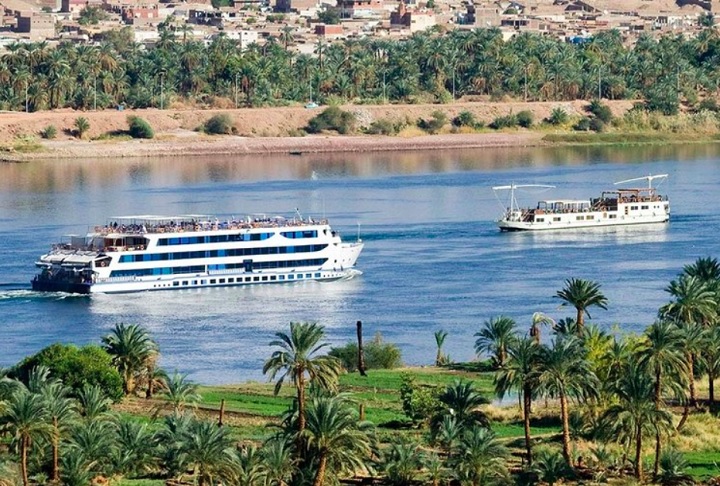 Os navios de cruzeiro no Nilo variam desde embarcações luxuosas, com cabines espaçosas, piscinas, restaurantes gourmet e spas, até opções mais simples e econômicas.