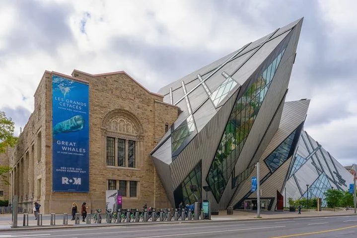 Outros marcos importantes incluem o Royal Ontario Museum (foto), a Art Gallery of Ontario, o Casa Loma (um castelo histórico) e o Distillery District, uma área revitalizada com lojas, restaurantes e galerias de arte.-wikimedia commons/	Maksim Sokolov 