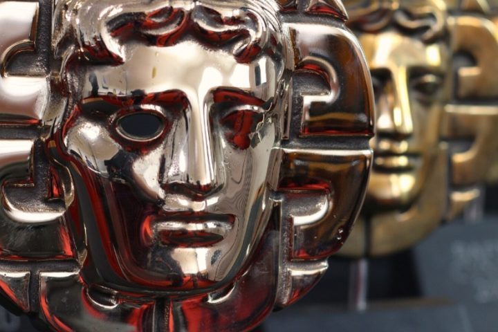 <p>BAFTA (British Academy Film Awards): Considerado o “Oscar britânico”, a estatueta do BAFTA é uma máscara teatral estilizada feita de bronze sobre uma base de mármore preto.</p>
