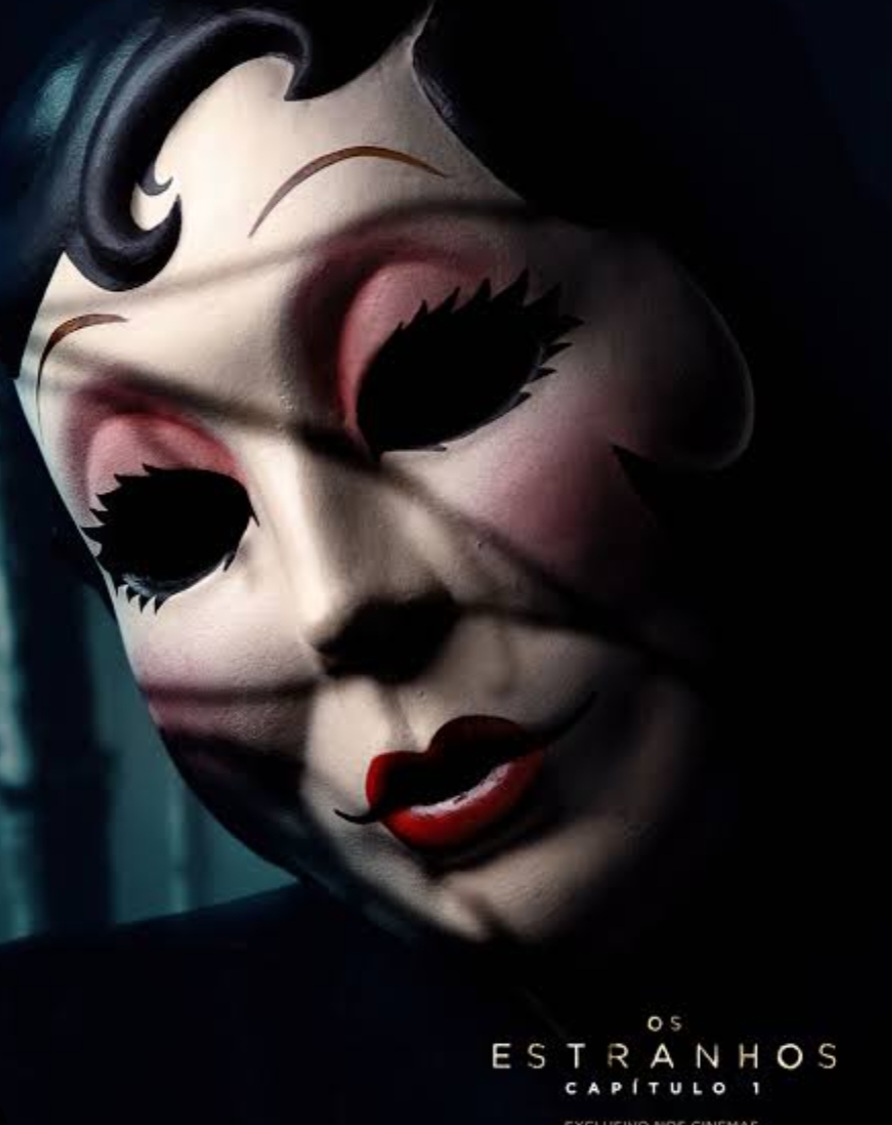 Os Estranhos: Capítulo 1 - Sob a direção de Renny Harlin e estrelado por Madelaine Petsch e Froy Gutierrez, o filme segue um casal que é aterrorizado por três mascarados enquanto viajam. A história intensifica o suspense e o terror psicológico, criando um clima de medo constante.