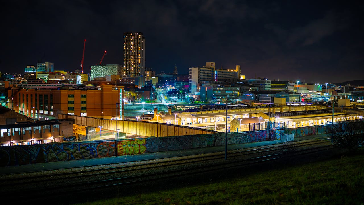 Sheffield â?? Inglaterra, 550 mil habitantes. Conhecida pela sua indÃºstria de aÃ§o, Sheffield Ã© cercada por belos parques e Ã¡reas verdes. O Museu Millenium, o Jardim BotÃ¢nico e a Galeria de Arte de Sheffield sÃ£o locais imperdÃ­veis.

