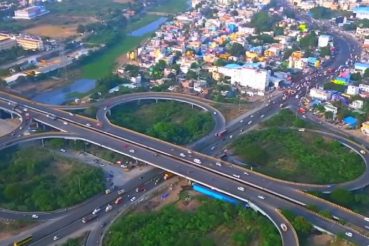 A história de Tamil Nadu é profundamente enraizada na antiguidade. A região foi o lar da Civilização Sangam, um período que floresceu entre 300 a.C. e 300 d.C., conhecido por sua poesia e literatura.