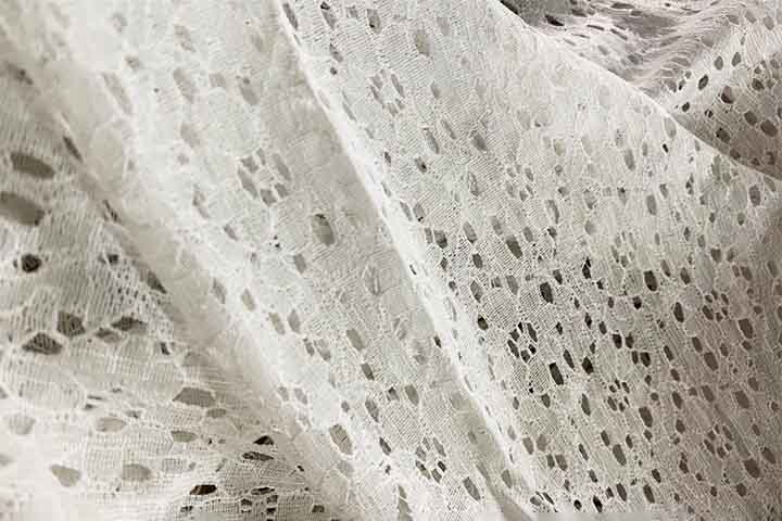 Renda: Tradicionalmente feita de algodão, seda ou fibras sintéticas, a renda é um tecido delicado e ornamental, com padrões abertos e bordados. É valorizada pela aparência sofisticada e romântica. Utilizada em vestidos de noiva, lingerie e detalhes decorativos, confere elegância e feminilidade às peças.
-Divulgação