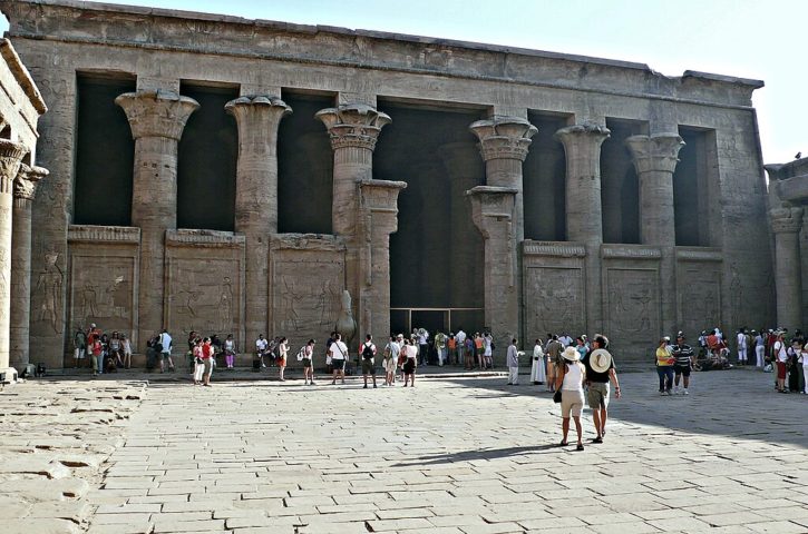 Durante o percurso, os passageiros têm a oportunidade de visitar templos antigos, tumbas e ruínas que ficam às margens do rio, como o Templo de Edfu (foto), dedicado ao deus Hórus, e o Templo de Kom Ombo, que homenageia os deuses Sobek e Haroeris.