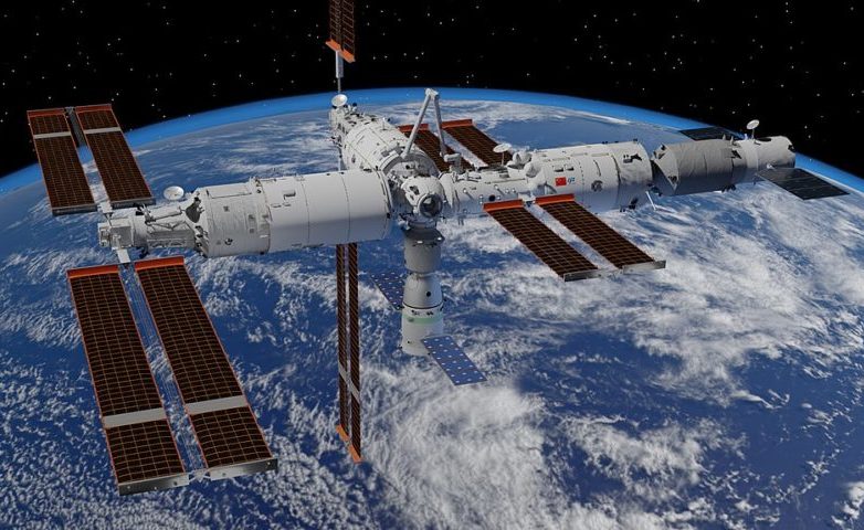 A estação opera em órbita terrestre baixa, a uma altitude de aproximadamente 340 a 450 km, e é projetada para acomodar até três astronautas por longos períodos.
