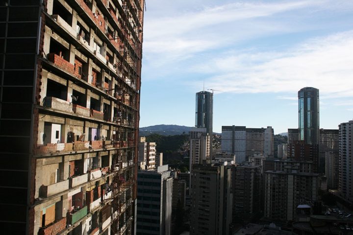 Durante anos, cerca de 3 mil pessoas ocuparam o prédio, formando uma comunidade improvisada. No entanto, em 2014, as autoridades removeram os moradores devido às condições precárias do local.