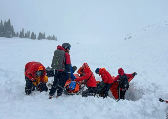 Homem soterrado em avalanche é resgatado com vida no Colorado, EUA