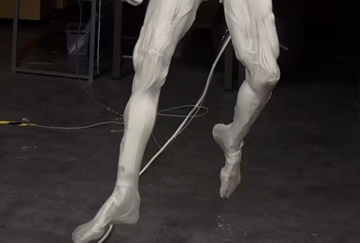 O robô, que opera com músculos e ossos sintéticos, chamou a atenção pela precisão e realismo de seus movimentos. 