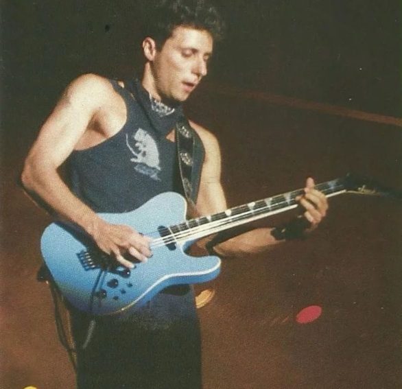 Ele se juntou aos Titãs no início dos anos 1980, quando a banda estava se formando, e desde então tem sido uma peça fundamental no som e na identidade do grupo.