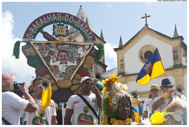 Em sua 46ª edição, o Galo da Madrugada de 2024 tem como tema ?Pernambuco: do Galo ao Bacalhau, viva o Carnaval?. A festa prestará uma homenagem a festividades típicas do carnaval do estado: os Caretas de Triunfo, as Caiporas de Pesqueira e o bloco Bacalhau do Batata.  

 - Williams Aguiar/Prefeitura de Olinda