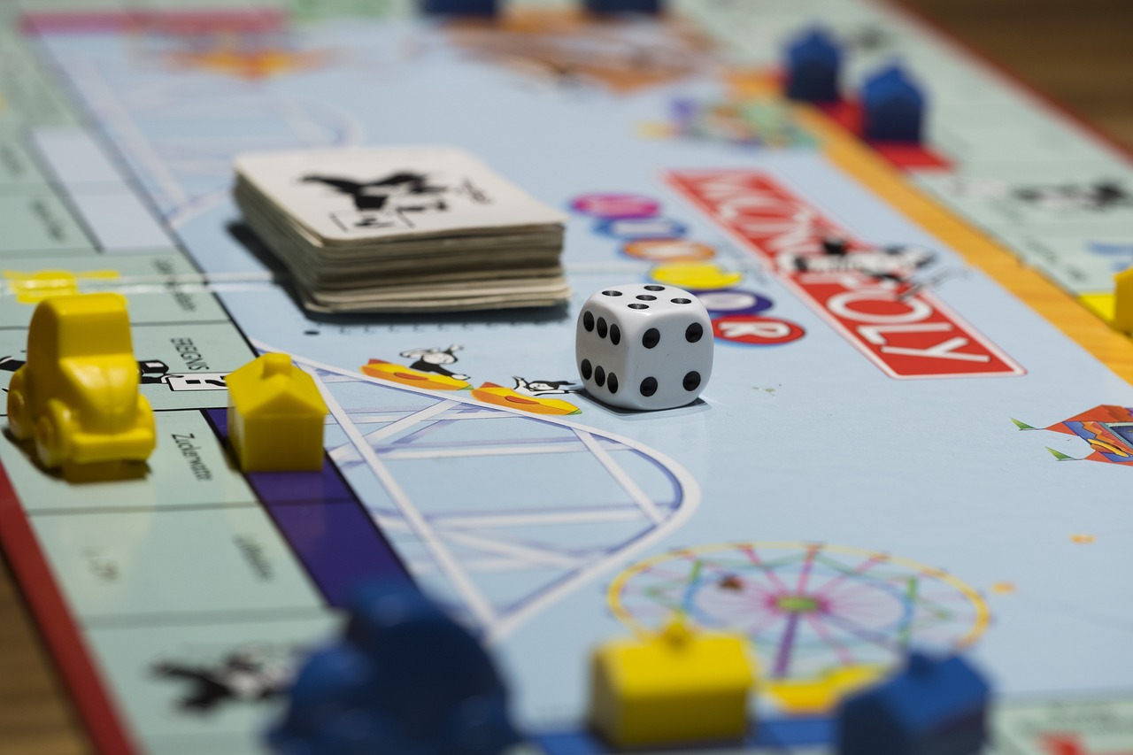 A transição para o jogo de tabuleiro moderno, que inclui títulos como "Monopoly", "Ludo" ou "Jogo da Vida", foi facilitada pelo uso dos dados como uma forma simples e acessível de determinar o progresso dentro de um jogo.