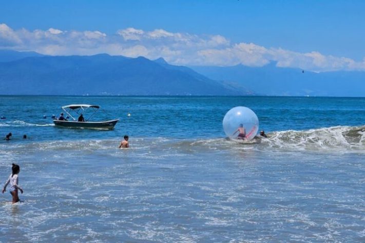 Criança flagrada dentro de bolha inflável em praia da cidade de Caraguatatuba - Divulgação/Prefeitura de Caraguatatuba