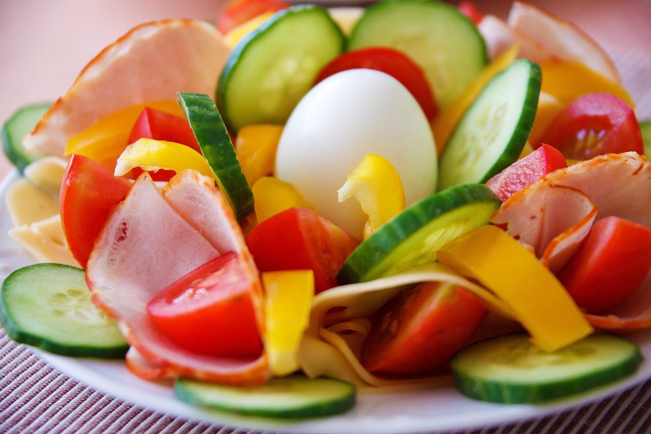 O pepino é um ingrediente versátil que pode ser utilizado de diversas formas na culinária. Em saladas, pode ser cortado em rodelas ou cubos, combinando bem com folhas verdes, tomate e queijo.