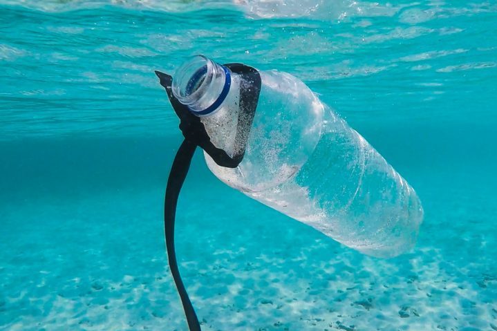 Entre os materiais mais comuns estão o polipropileno (PP), usado em cadeiras e copos plásticos, e o polietileno tereftalato (PET), presente em garrafas, ambos amplamente dispersos nos oceanos.