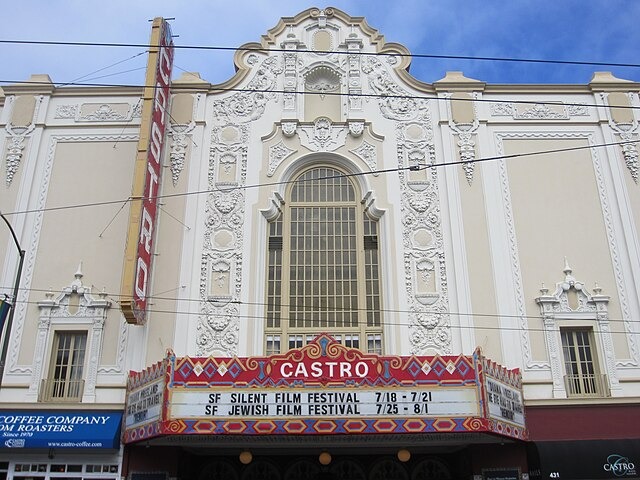 Castro Theatre – Situado em São Francisco, EUA, foi inaugurado em 22 de junho de 1922. Ainda está em operação e é famoso por suas exibições clássicas e eventos culturais históricos. - Another Believer/Creative Commons by SA 3.0