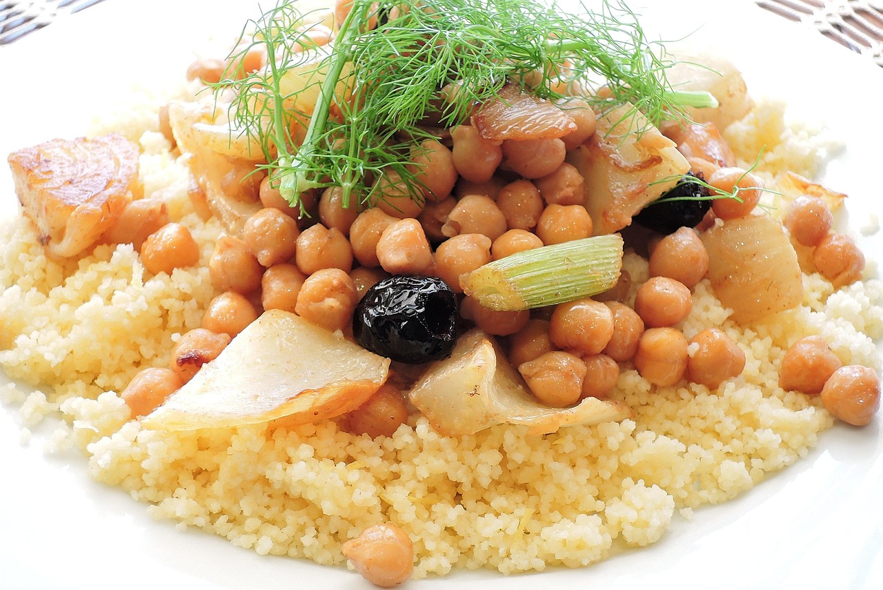 Prato extremamente presente na culinária árabe e mediterrânea, o cuscuz ganha mais sabor e nutrientes com a adição de grão-de-bico.