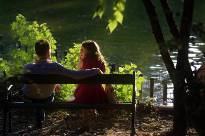 Casal em banco/lago