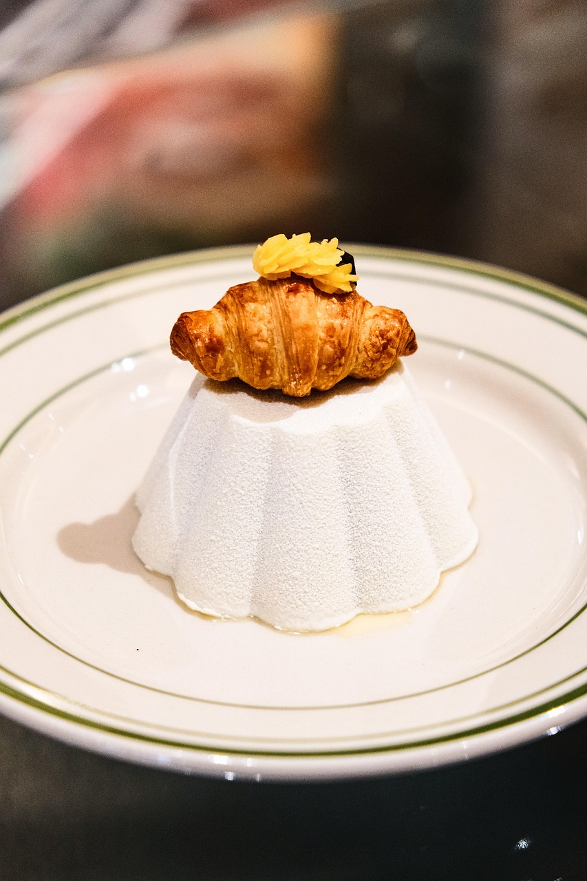 Esse homem conheceu o café nessa cidade em 1475 e, com cerca de 500 sacas do produto abandonadas pelos Turcos após derrota, abriu um café onde passou a servir a bebida. Para acompanhar o café, inventou esse pão em formato de crescente.