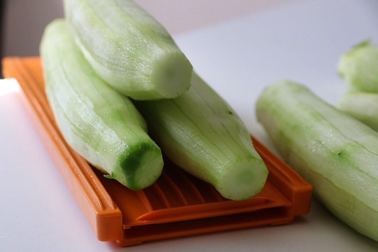 Para quem tem dificuldade de digerir a casca, o pepino pode ser consumido sem ela, o que deixa o sabor mais suave. Pode variar, é claro, do gosto pessoal e da receita em si.