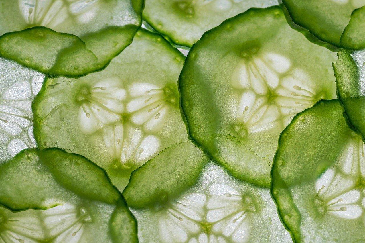 Pepino – Seu extrato rico em água e vitaminas, tem efeito refrescante e calmante. Muito usado em tônicos faciais, máscaras hidratantes e géis para olheiras.
-Imagem de Kai Reschke por Pixabay