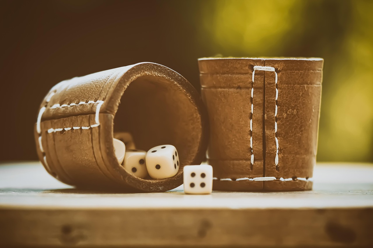 Na Renascença, com o avanço das técnicas de fabricação e a crescente popularidade dos jogos de tabuleiro, os dados começaram a se transformar em objetos mais sofisticados. As facetas dos dados começaram a ser numeradas e padronizadas para permitir uma jogabilidade mais justa e previsível.