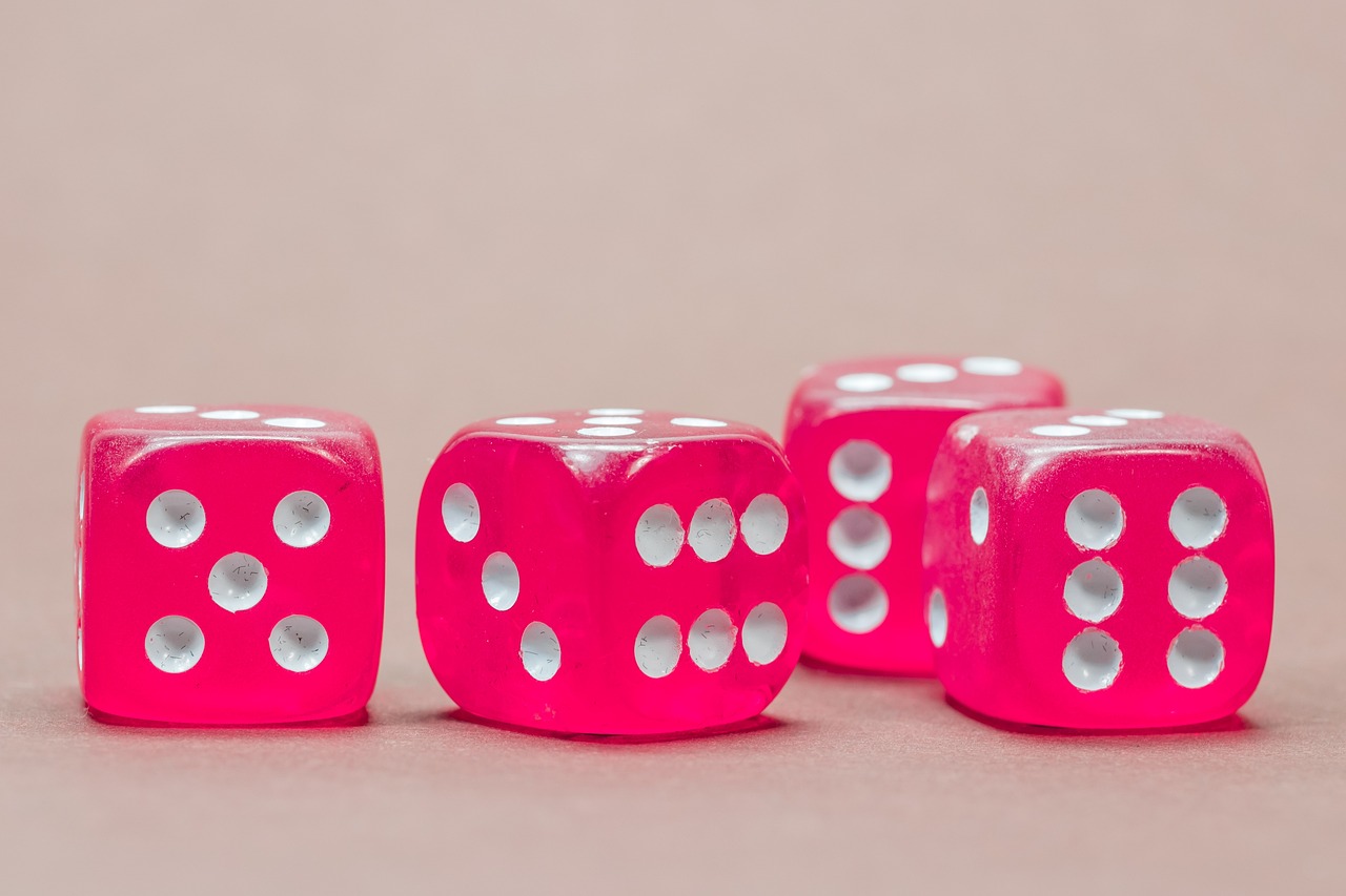 Esta frase comprova seu ceticismo quanto à ideia de que as leis da física seriam regidas pelo acaso. Ela nos leva a refletir sobre o papel dos dados não apenas no jogo e na sorte, mas também nas complexas questões sobre o determinismo e a aleatoriedade que ainda são debatidas na ciência.