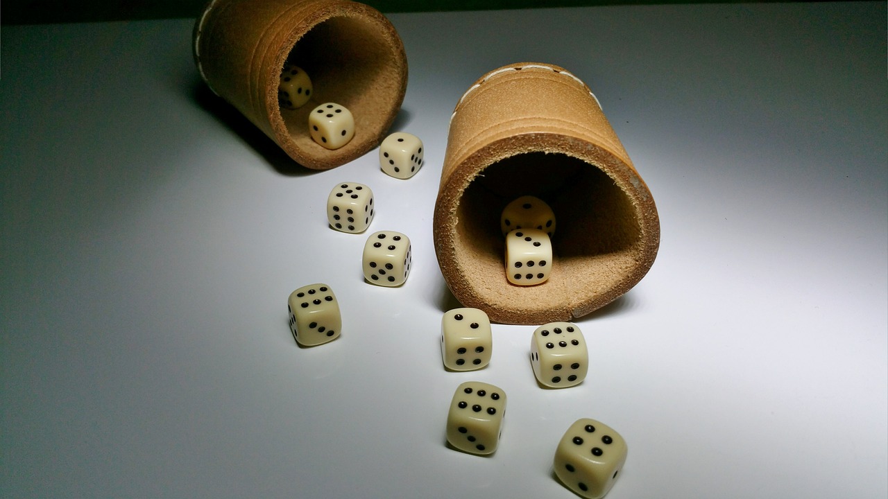 Com o passar dos séculos, os dados começaram a ser mais formalmente incorporados a jogos, especialmente nas civilizações gregas e romanas. Embora os gregos tenham feito uso de dados em várias formas de jogos, foi em Roma que os dados se popularizaram de forma significativa.