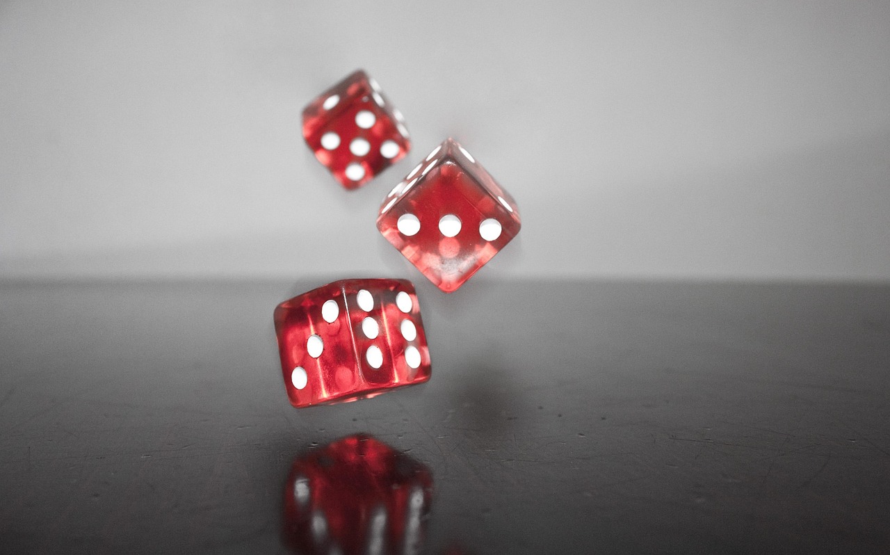 O design dos dados evidentemente também evoluiu. Atualmente, os dados não são mais feitos apenas de materiais simples como os ossos ou madeira. 