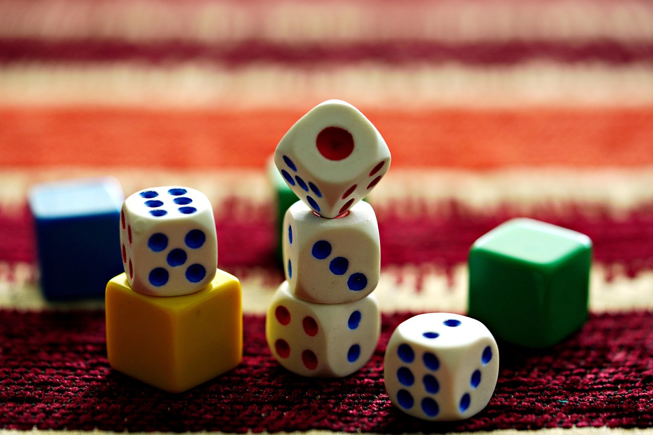 Jogos como "alea" (um jogo de dados romano) eram comuns entre os cidadãos romanos, e o conceito de "sorte" associado aos dados se consolidou durante esse período.