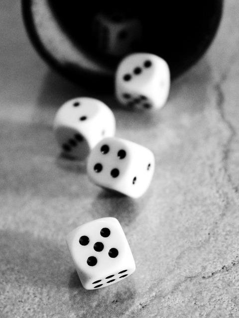 Foi durante a Idade Média que os dados começaram a ganhar mais popularidade na Europa, especialmente entre as classes mais baixas. Embora o uso de dados fosse frequentemente associado ao jogo de azar, o controle sobre as probabilidades e os resultados ainda estava em grande parte nas mãos do destino.