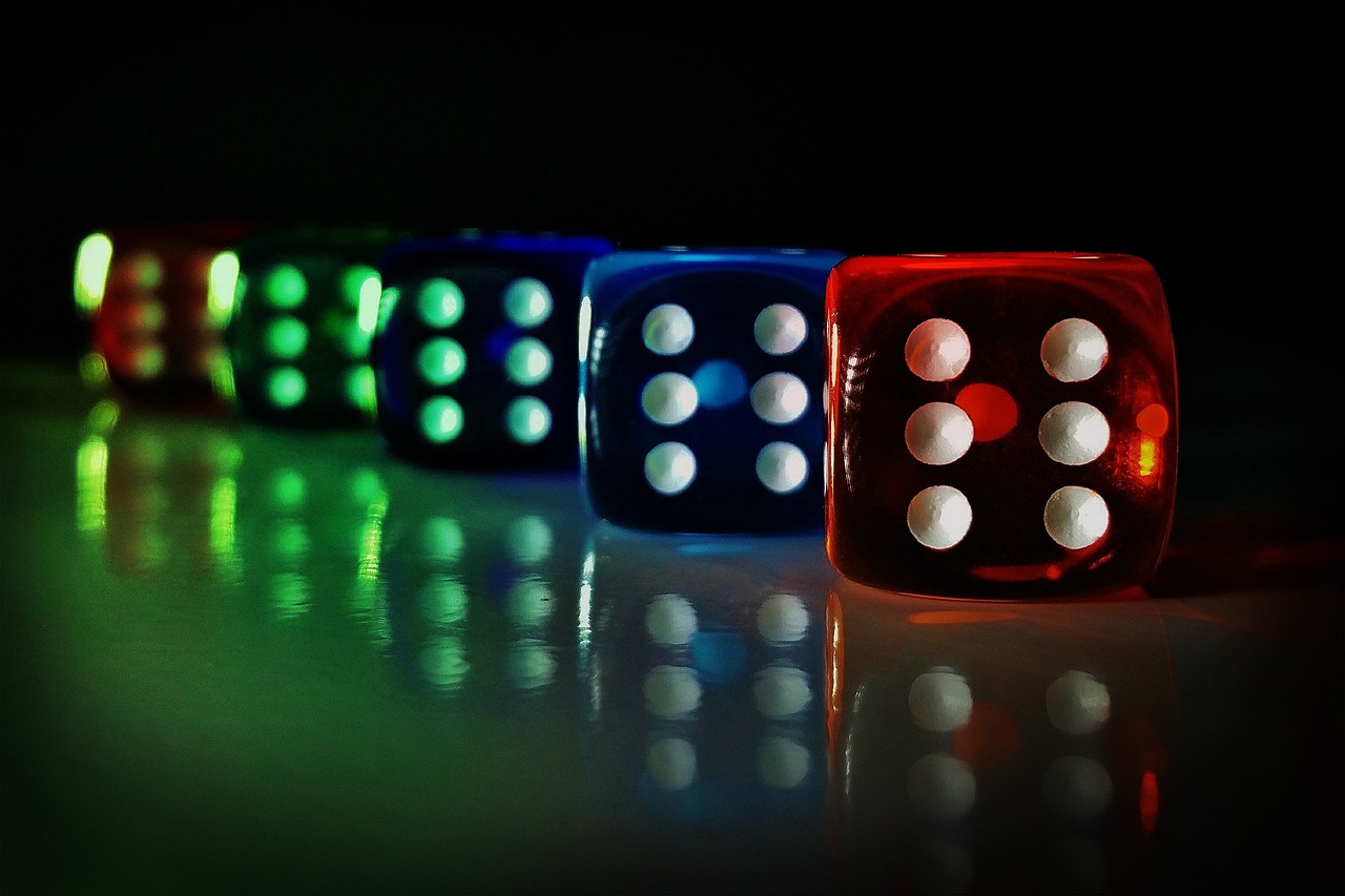 A popularidade de jogos como "craps" (um jogo de dados de origem americana que se desenvolveu no século XIX) solidificou os dados como um elemento essencial no mundo do entretenimento. Durante este período, o cubo de seis faces, numeradas de 1 a 6, começou a ser amplamente utilizado.