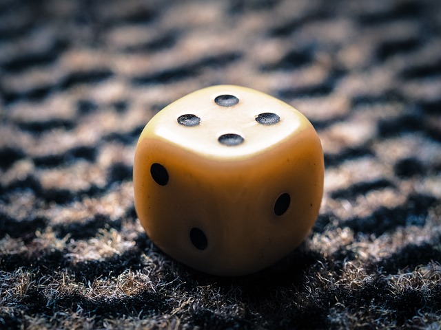 O primeiro registro de dados remonta a cerca de 5.000 anos atrás, na Mesopotâmia, onde dados feitos de ossos ou pedras foram utilizados em jogos e também em práticas divinatórias. Esses dados primitivos eram muitas vezes feitos de ossos de animais e tinham diferentes números de faces, o que os tornava imprevisíveis.