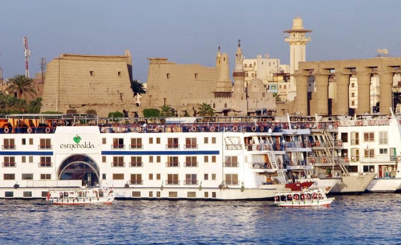 Rio Nilo (Egito): Considerado um dos cruzeiros históricos mais impressionantes do planeta, conecta templos monumentais entre Luxor e Assuã. Durante o trajeto, é possível observar sítios arqueológicos milenares e compreender a base da civilização egípcia.