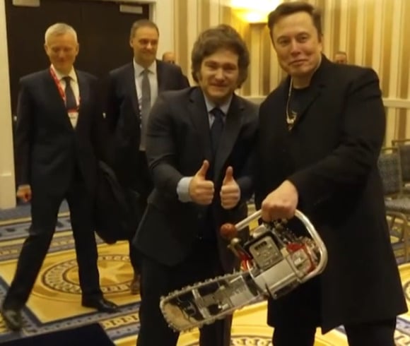 O empresário bilionário ganhou o objeto do presidente argentino Javier Milei e exibiu em público em 20/02/2025, atraindo ainda mais a aversão e a antipatia de muita gente pelo mundo. -Reprodução de vídeo 