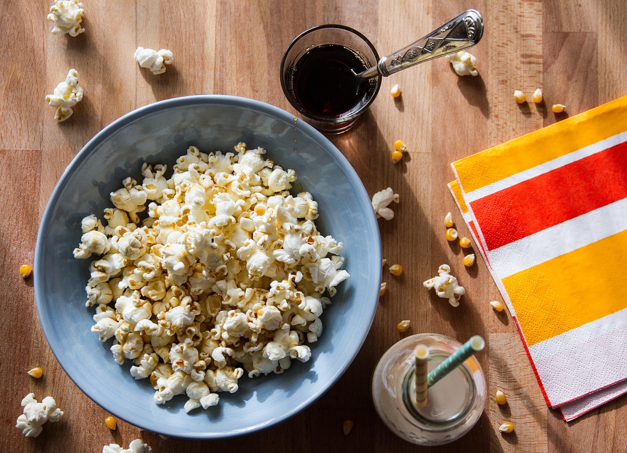 A origem da pipoca remonta às antigas civilizações americanas, que utilizavam o milho de diversas formas em sua alimentação. Não há registros exatos sobre sua descoberta, mas acredita-se que os primeiros grãos tenham sido estourados pelo calor do fogo.