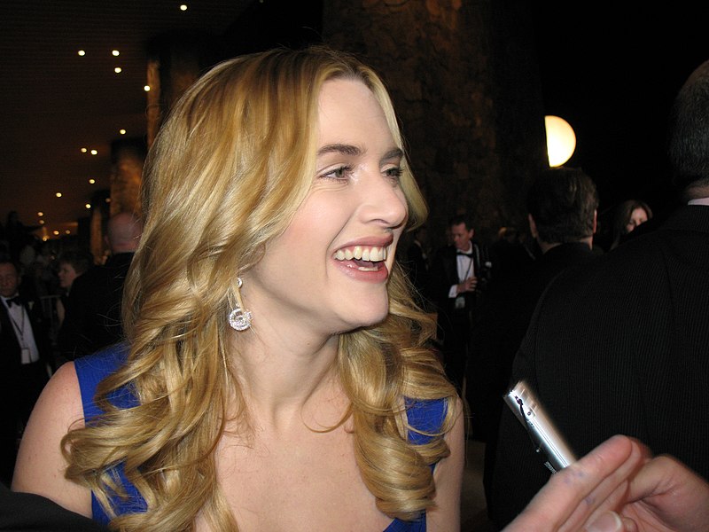 Kate está em fase de gravações do primeiro filme que terá sua direção. Ou seja, sua estreia atrás das câmeras. Com roteiro de Joe Anders, filho da atriz com o cineasta Sam Mendes, o filme “Goodbye June” é produzido pela Netflix.