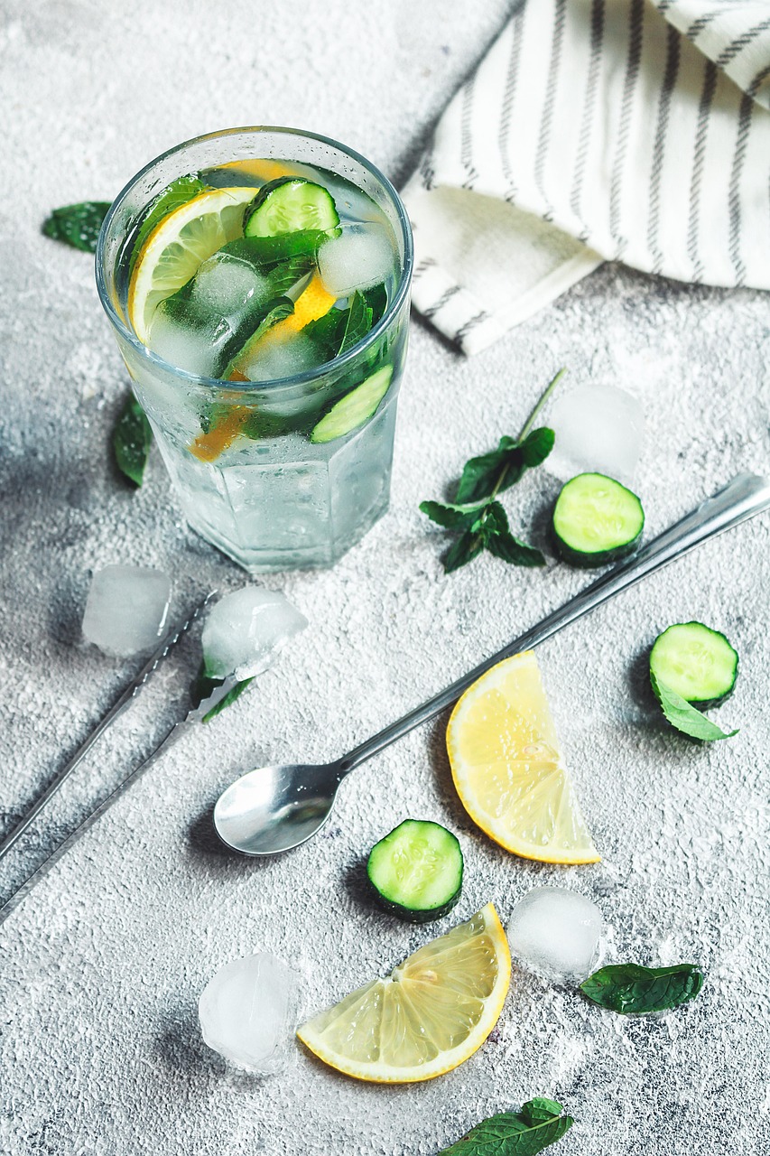 Os eletrólitos presentes no pepino ajudam a prevenir a desidratação e promovem a reposição de sais minerais perdidos durante o exercício físico. Além disso, o fruto pode ser consumido em forma de sucos, vitaminas ou como simples água aromatizada, sendo uma opção refrescante e eficaz para manter o corpo hidratado, especialmente em dias quentes.