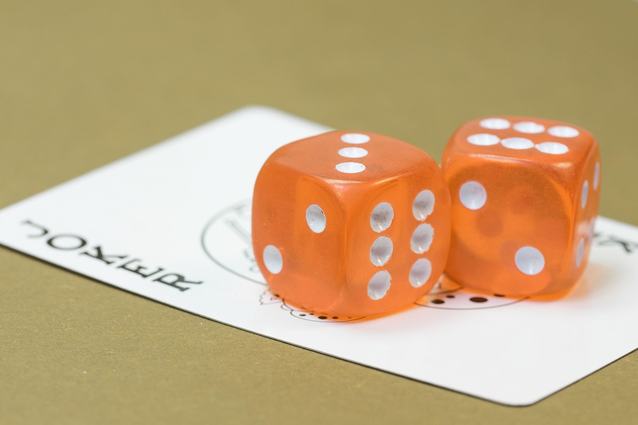 Seu uso, que remonta a milhares de anos, foi inicialmente associado a práticas divinatórias e, mais tarde, se espalhou para jogos e outras formas de entretenimento.