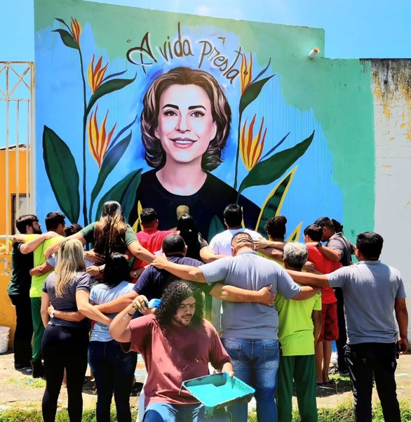 O mural, criado pelo artista cearense Wanderson Petrova, estampa a fachada do Centro Socioeducativo de Semi-liberdade, no bairro São José. O desenho reproduz a atriz envolta em plantas Espada de São Jorge sob a frase “A vida presta!”, escrita por Fernanda Torres nas redes sociais antes da cerimônia do Globo de Ouro, em que foi premiada como melhor atriz em filme de drama. 

-Reprodução/Instagram