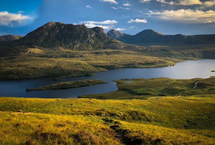 <p>Terras Altas (The Highlands), Escócia: Essa é uma região conhecida por suas paisagens montanhosas, lagos profundos (como o famoso Loch Ness) e vastas extensões de natureza intocada.</p>
