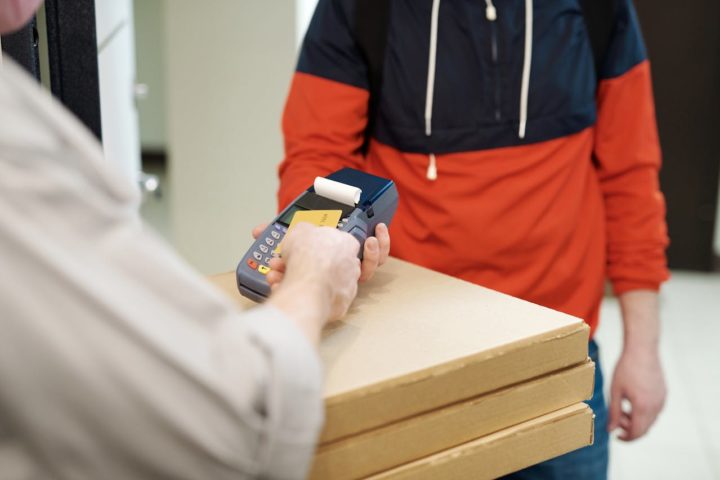 Já 28% focam apenas em delivery ou retirada, enquanto 17% funcionam no estilo fast food. Apenas 1% oferece serviços para eventos em casa. Veja as 6 pizzas mais pedidas do Brasil!

-pexels/Norma Mortenson