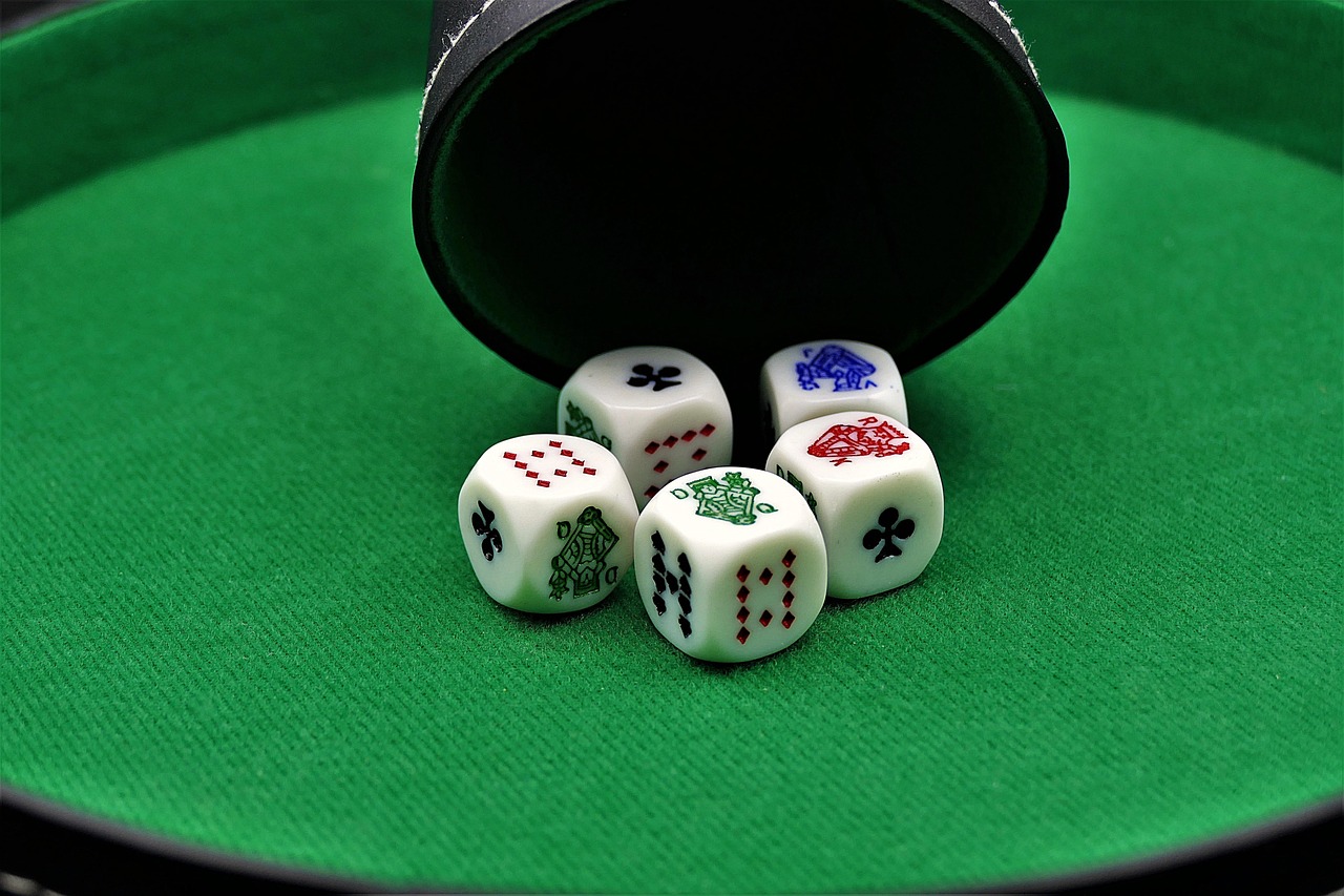 Jogos como "poker" e "dados" (no cassino) continuam a ser populares e a desempenhar um papel central na cultura de apostas em várias partes do mundo.