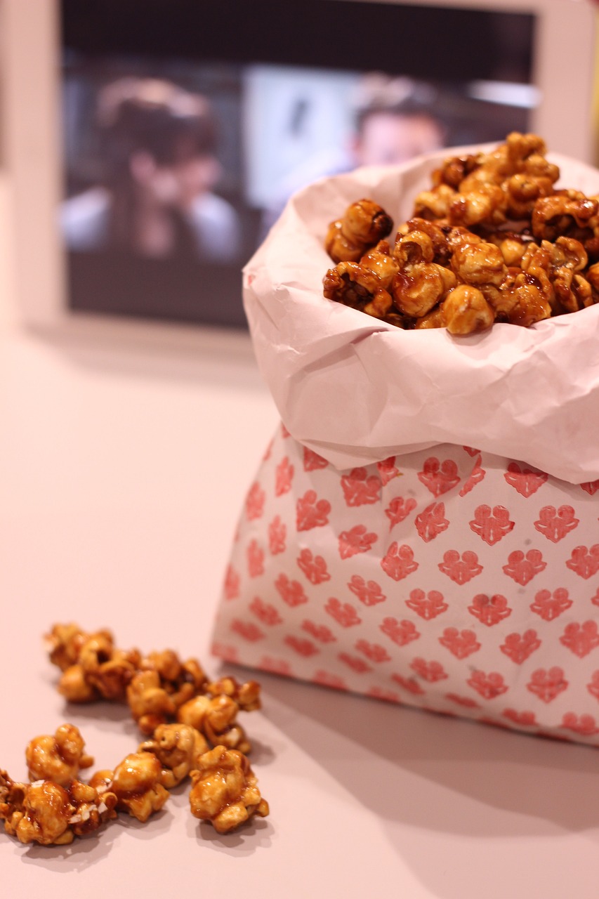 Além da versão salgada, a pipoca doce conquistou seu espaço. Muitas receitas incluem açúcar, chocolate e até leite condensado, tornando-a uma opção mais calórica.