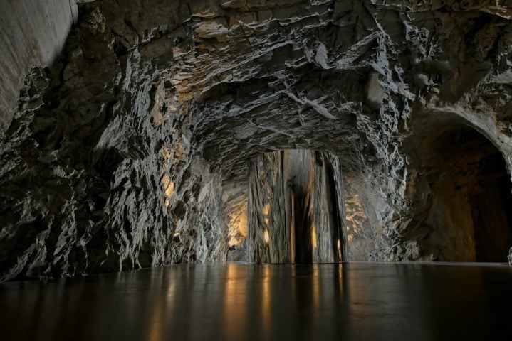 Lago gigantesco de água quente é descoberto em abismo