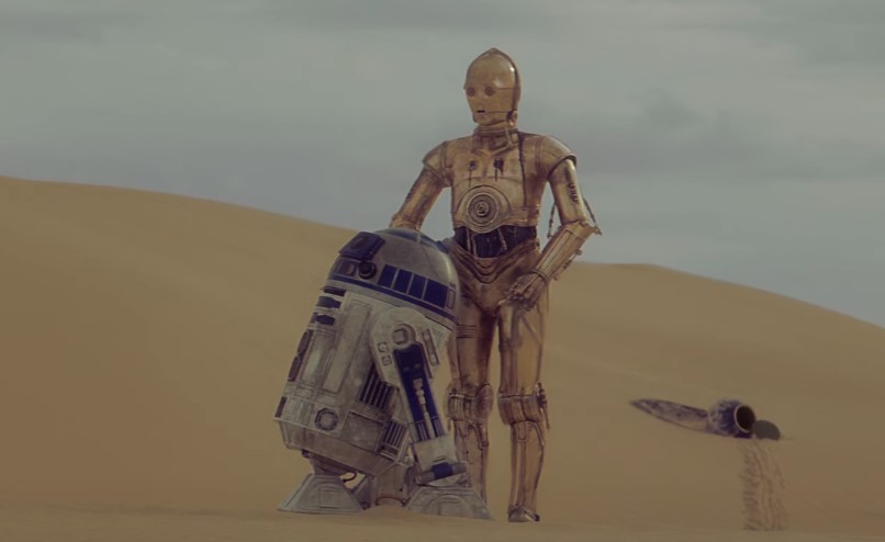 Star Wars: Uma Nova Esperança (1977) – Dir: George Lucas
C-3PO e R2-D2 são dois robôs icônicos da saga, um tradutor tagarela e um droide astromecânico cheio de recursos. Com Mark Hamill e Harrison Ford, o filme mostra os robôs ajudando a Aliança Rebelde contra o Império, transportando mensagens e auxiliando em missões perigosas. - Reprodução
