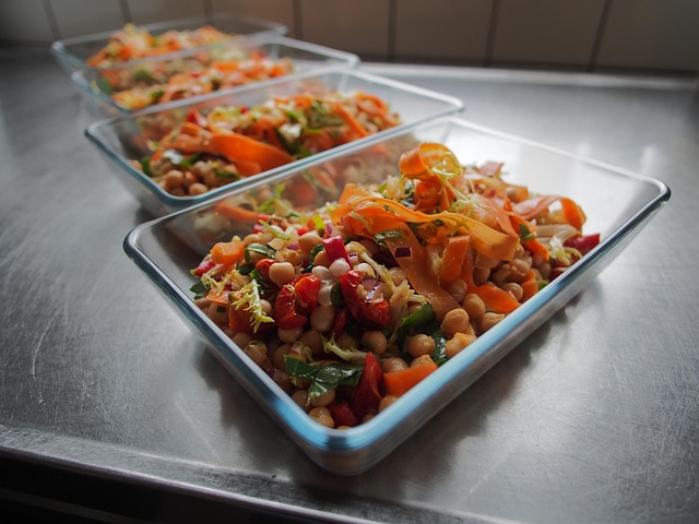 A salada de grão-de-bico é uma opção leve e nutritiva, combinando o grão-de-bico com vegetais frescos, azeite e limão. Fácil e simples de fazer!
