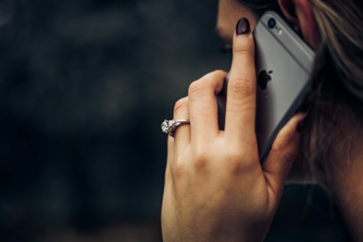Mulher falando ao telefone