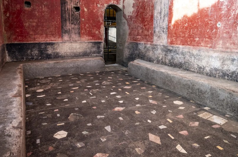 A estrutura, que ficou dois mil anos recoberta de rochas vulcânicas, dá a dimensão de como a elite da época vivia em meio a luxo e riqueza. Ela é dotada de câmaras quentes, mornas e frias com gravuras elaborados, e uma piscina de imersão com capacidade para até 30 pessoas. 
