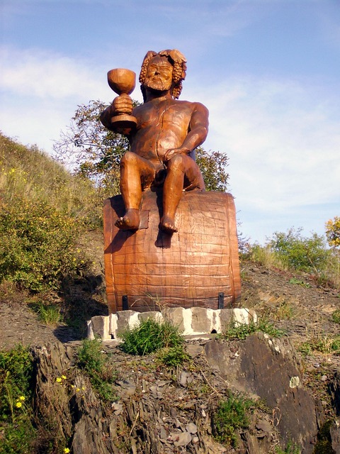 <p>De acordo com registros antigos, a figura de Momo (no gênero masculino) foi incluída em cerimônias. Entre elas estavam as festas dionisíacas, do Deus do Vinho, onde era representado com um corpanzil para representar a fartura. </p>
